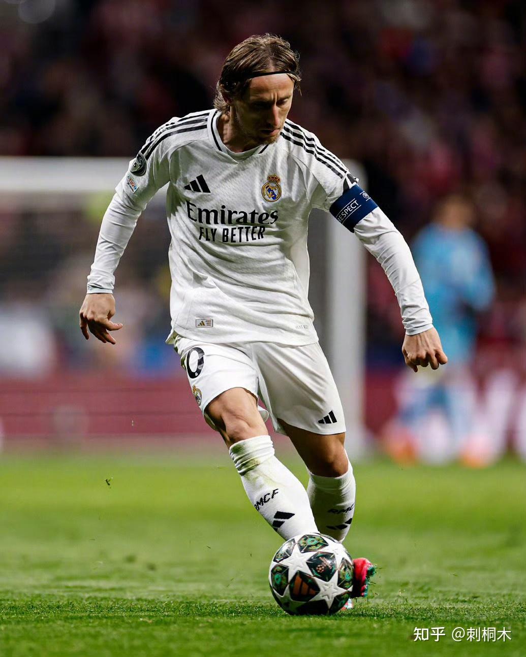 梅西跟前锋比进球、跟中场比助攻！还跟俱乐部比冠军！而且都赢！